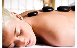 60 Minuten Hot Stone Massage mit Edelstein-Gesichtsmassage
