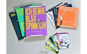 Paket Karikaturen und Triennale-Kataloge